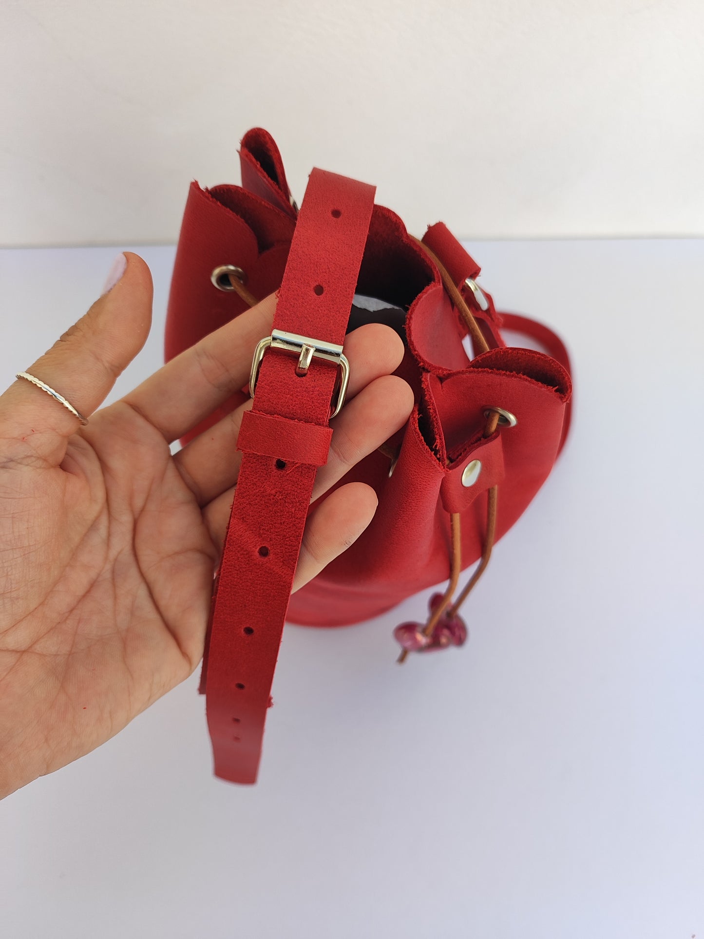 Cynthia Red Bucket Κόκκινη Δερμάτινη Τσάντα Πουγκί Petit Boutik X Anakata