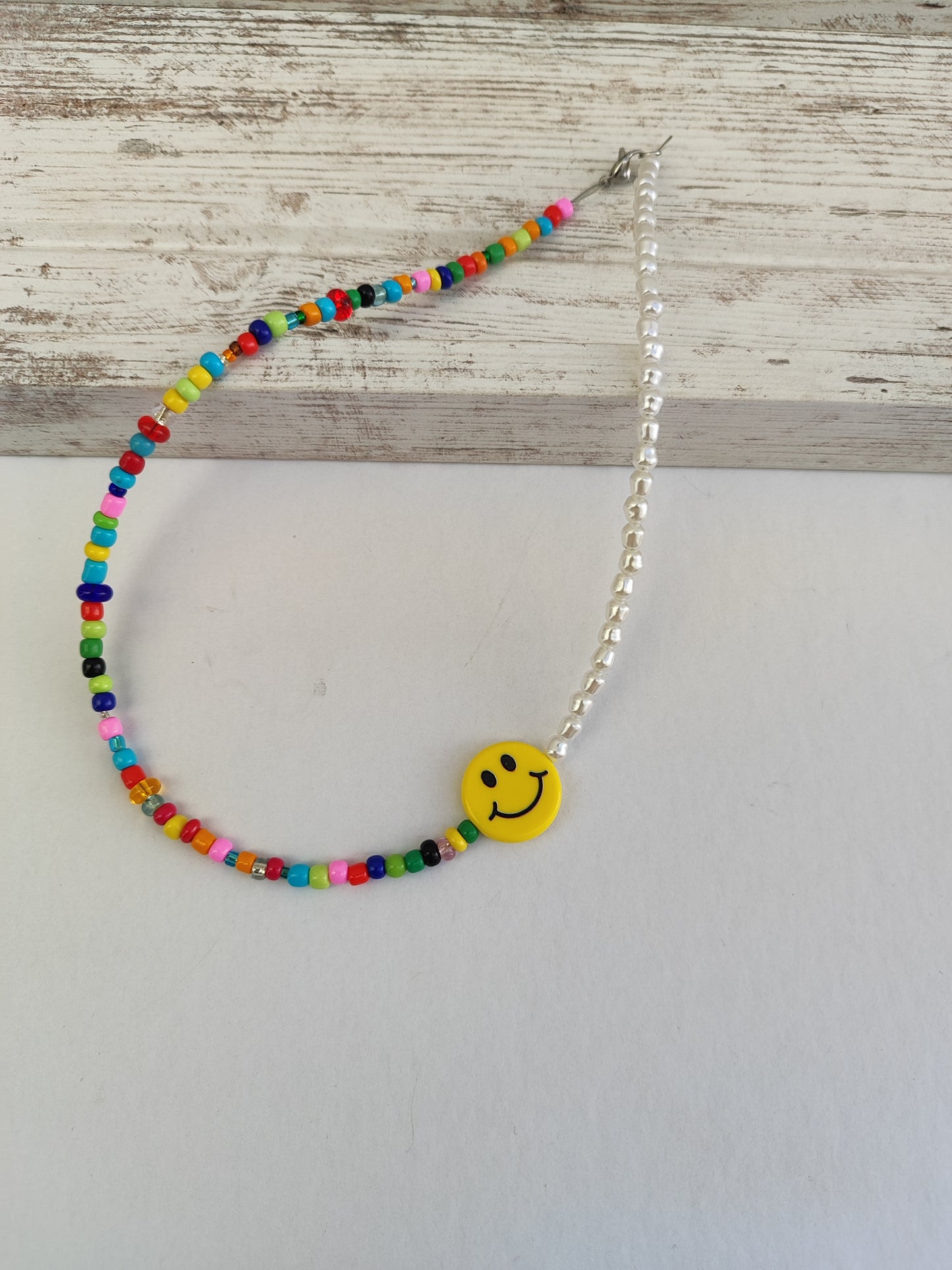 Κολιέ smiley, πολύχρωμες χάντρες και πέρλες 42 εκ.