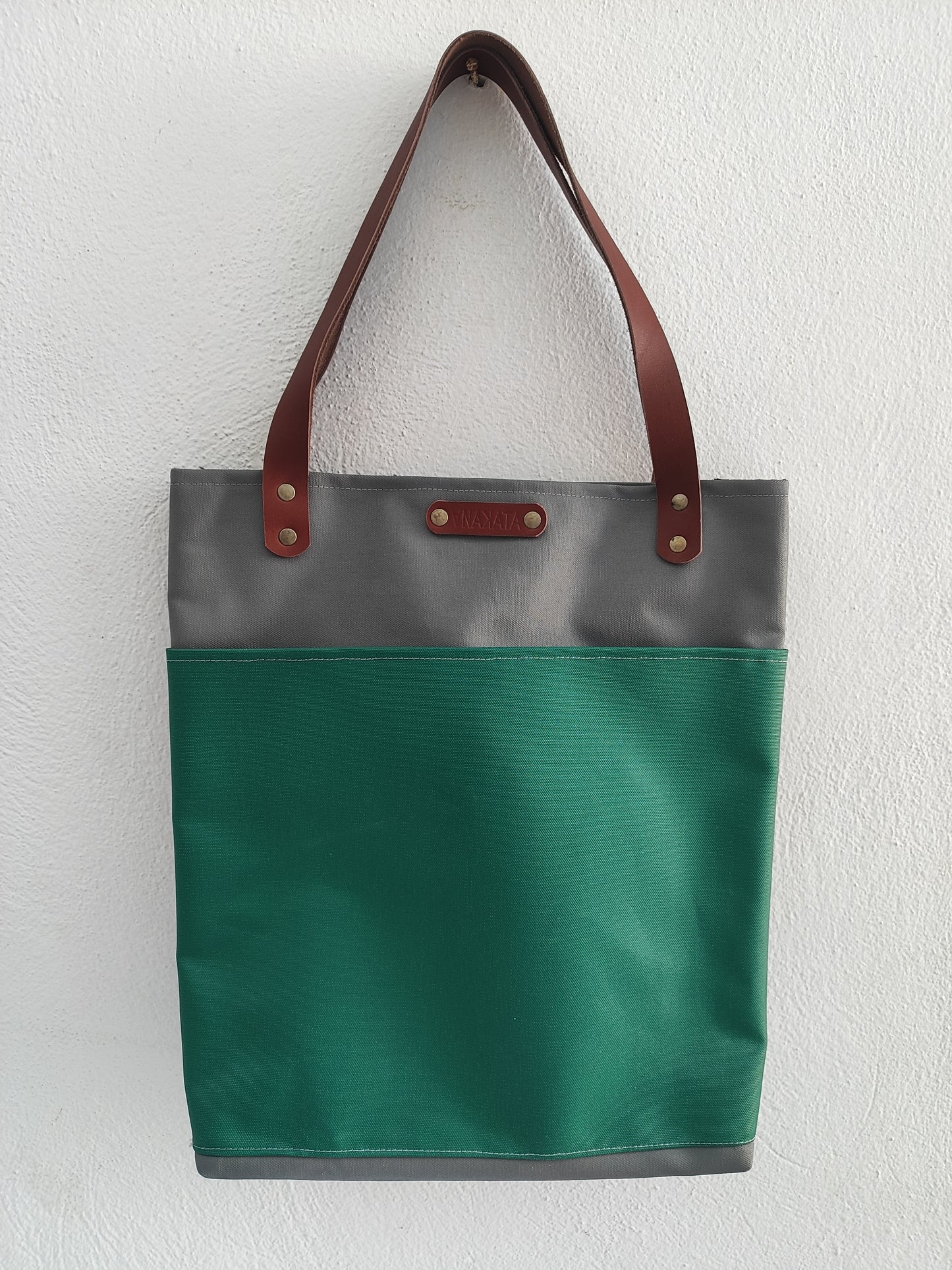 Χειροποίητη tote bag με τσέπες και δερμάτινα λουριά