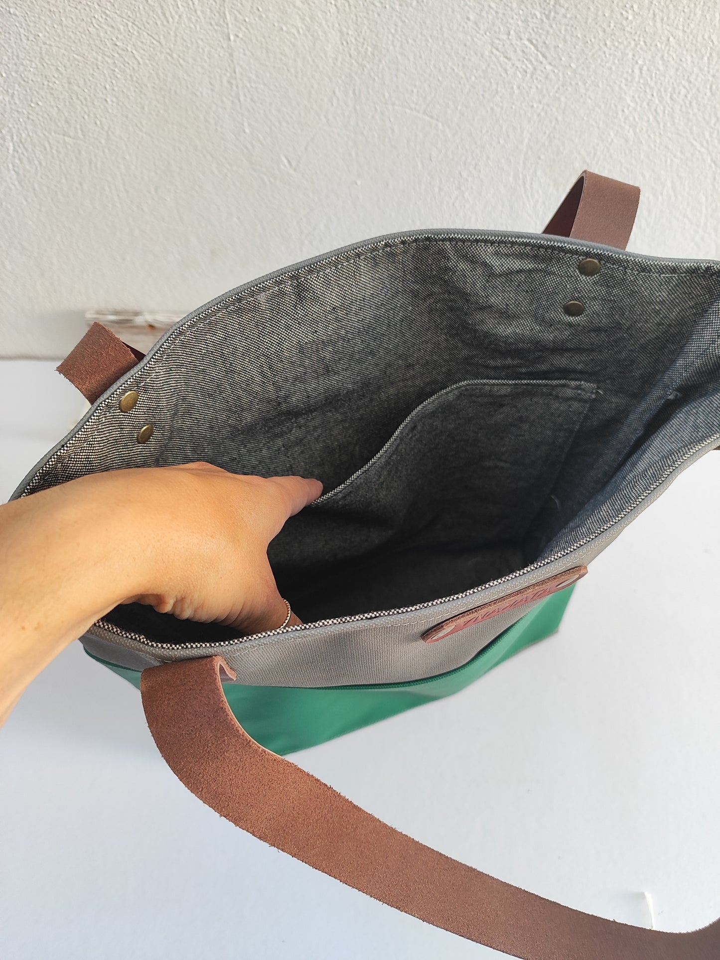 Χειροποίητη tote bag με τσέπες και δερμάτινα λουριά