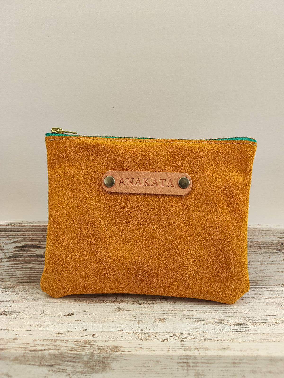 Δερμάτινο zipper pouch - μουσταρδί καστόρι με πράσινο φερμουάρ.
