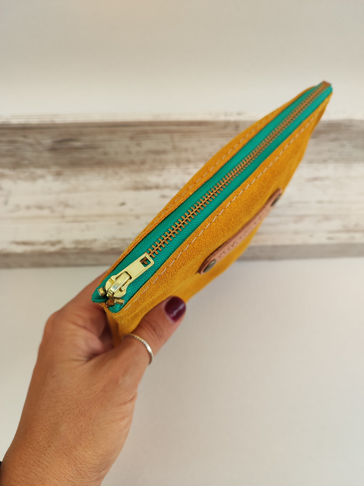 Δερμάτινο zipper pouch - μουσταρδί καστόρι με πράσινο φερμουάρ.