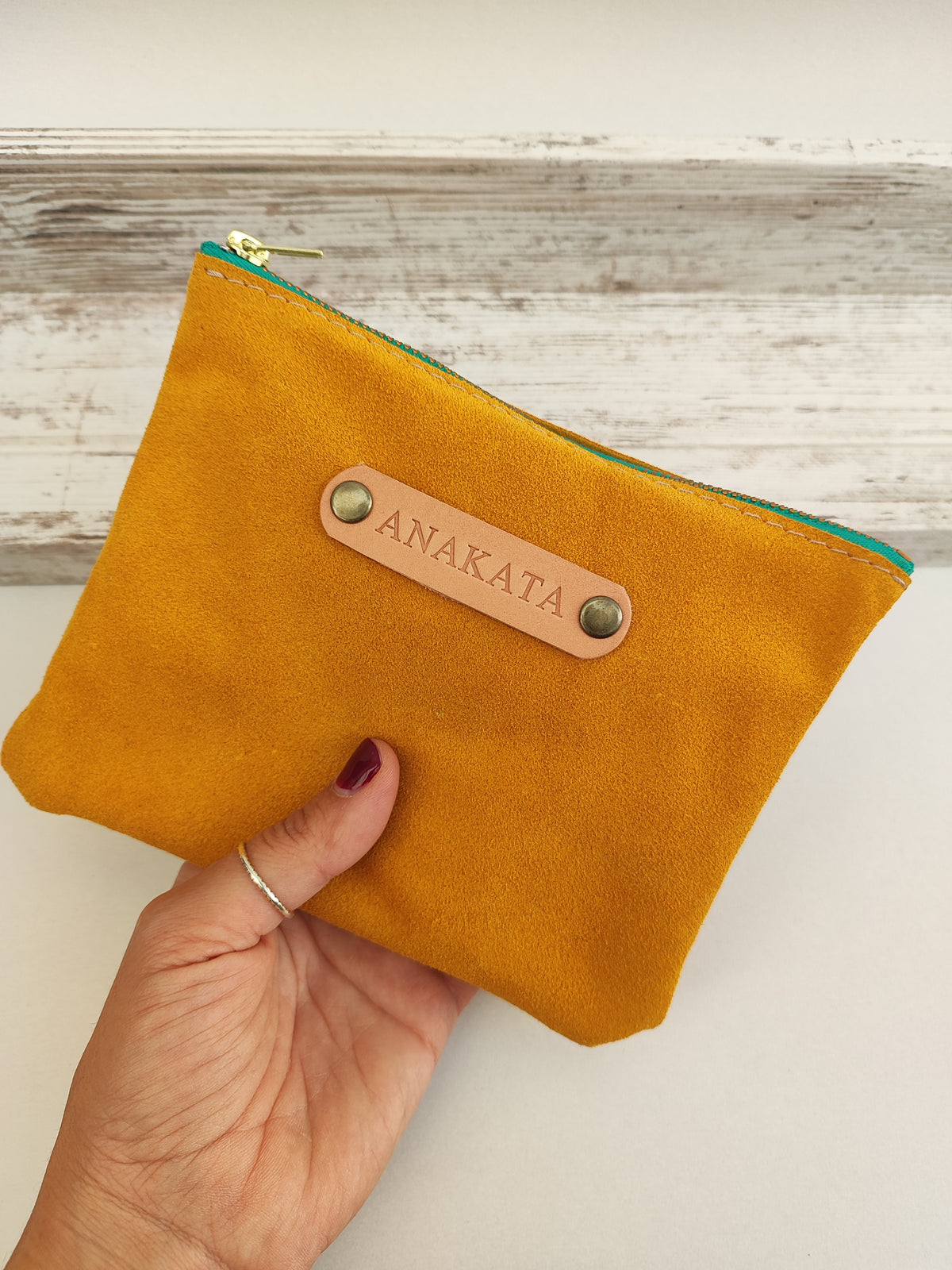 Δερμάτινο zipper pouch - μουσταρδί καστόρι με πράσινο φερμουάρ.
