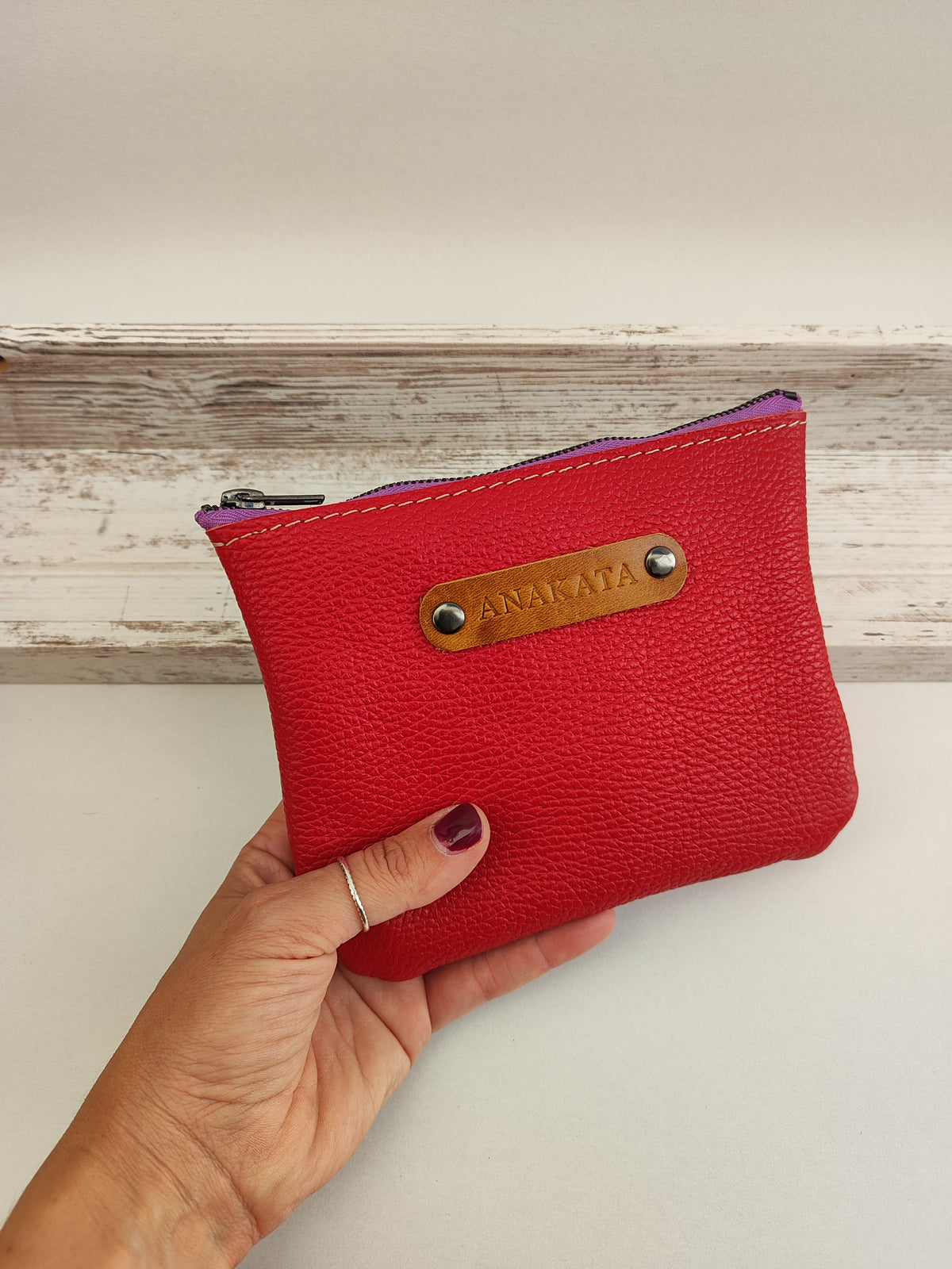 Δερμάτινο zipper pouch - κόκκινο με μωβ φερμουάρ.
