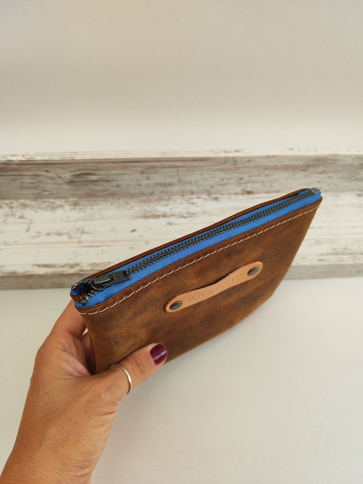 Δερμάτινο zipper pouch - καφέ με γαλάζιο φερμουάρ.