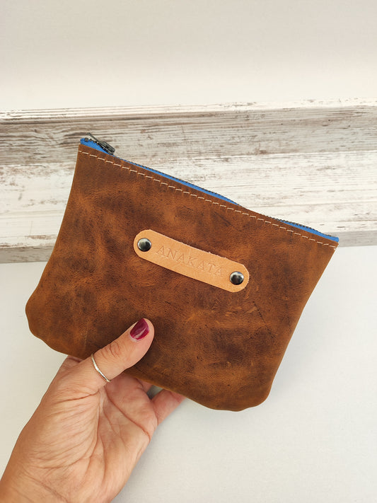 Δερμάτινο zipper pouch - καφέ με γαλάζιο φερμουάρ.