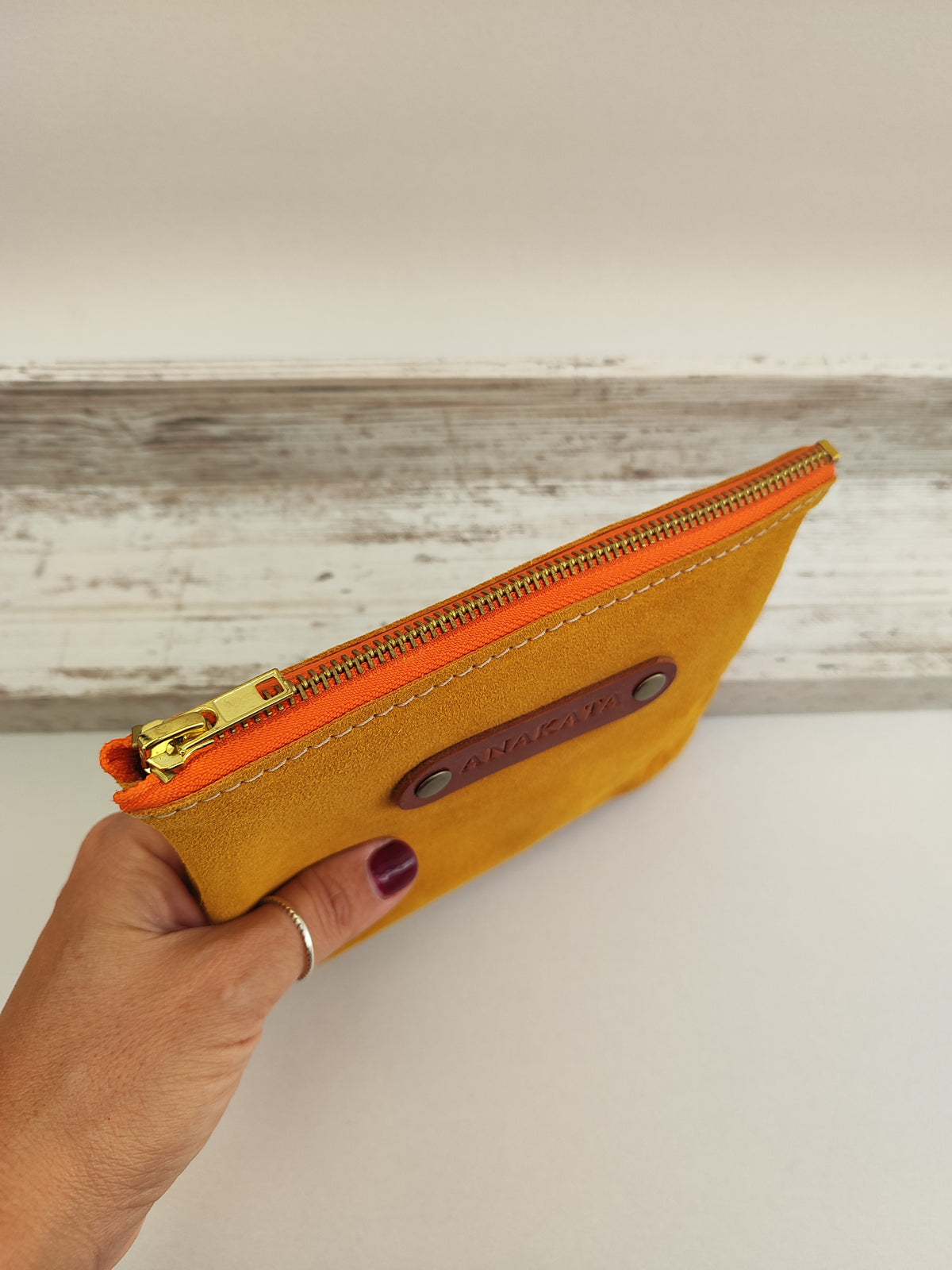 Δερμάτινο zipper pouch - μουσταρδί καστόρι με πορτοκαλί φερμουάρ.