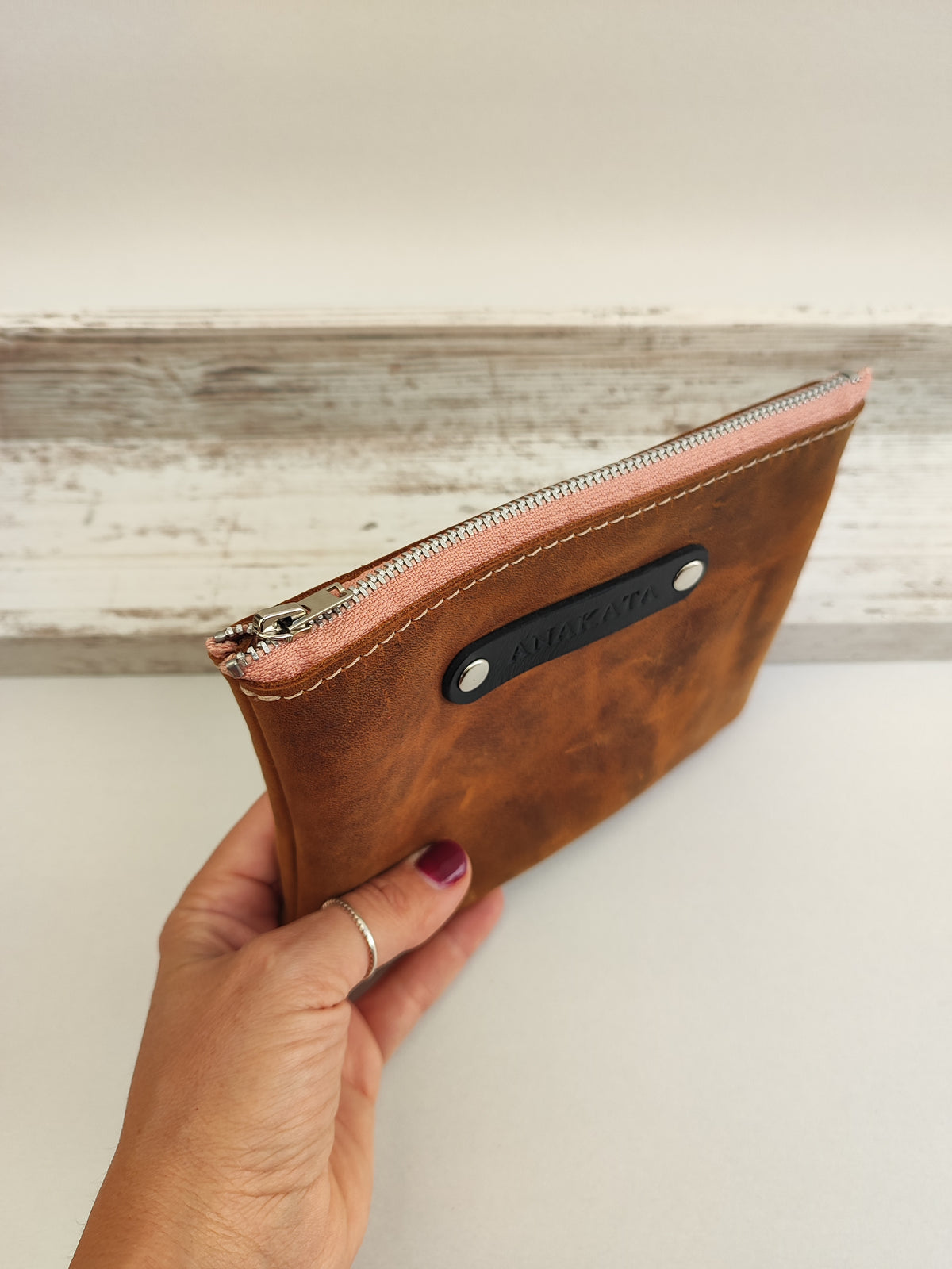 Δερμάτινο zipper pouch - καφέ με μπεζ φερμουάρ.