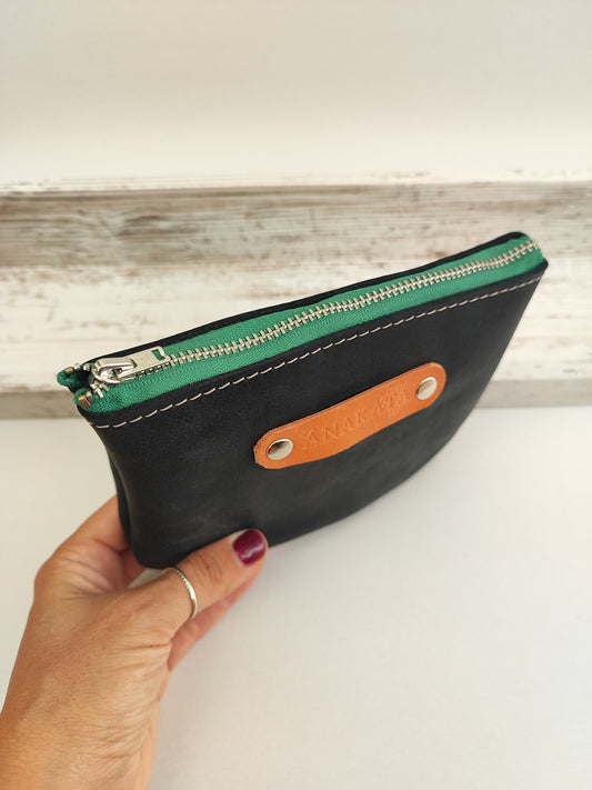 Δερμάτινο zipper pouch - μαύρο με πράσινο φερμουάρ.