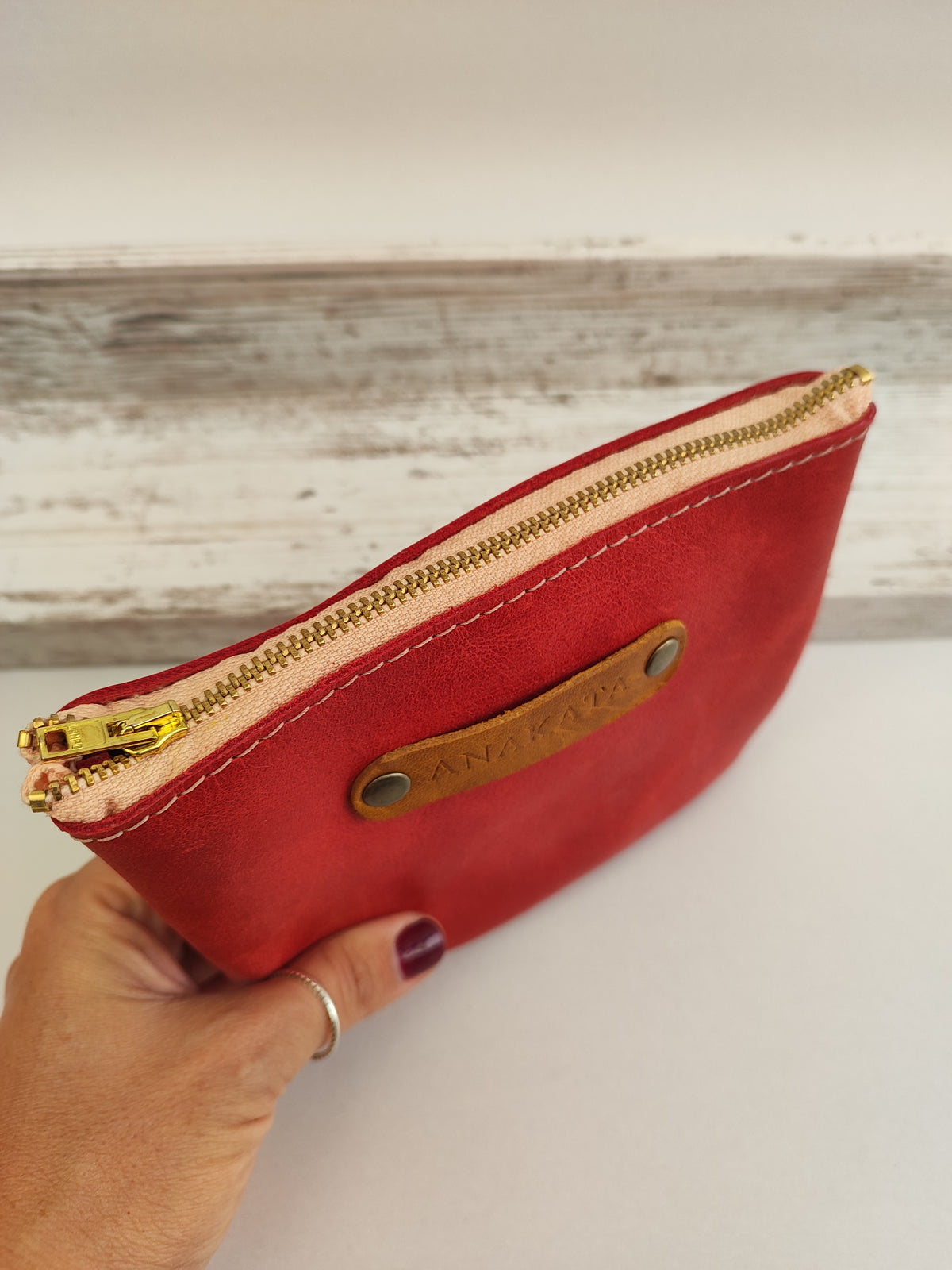 Δερμάτινο zipper pouch - κόκκινο με μπεζ φερμουάρ.