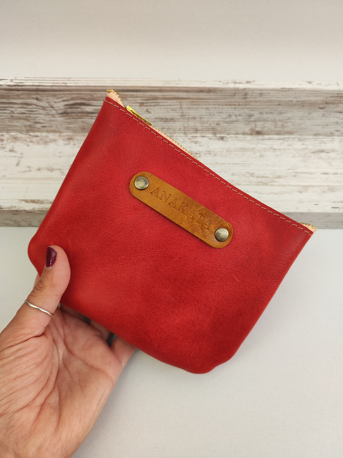 Δερμάτινο zipper pouch - κόκκινο με μπεζ φερμουάρ.